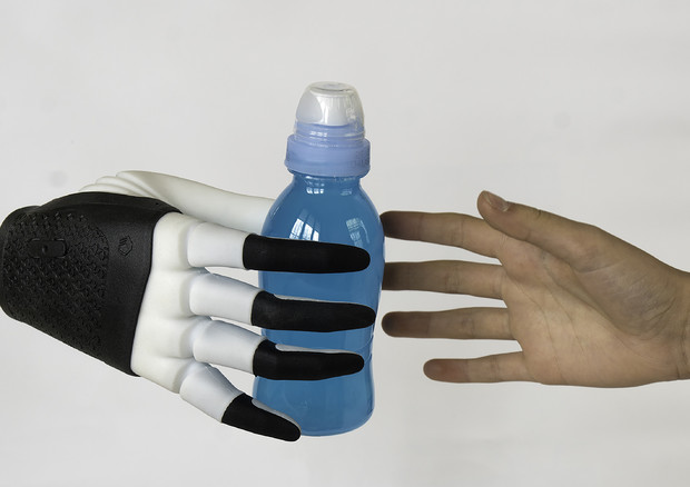 L'interazione fra uomini e robot migliora grazie al tempismo (fonte: Elastico Disegno) © Ansa