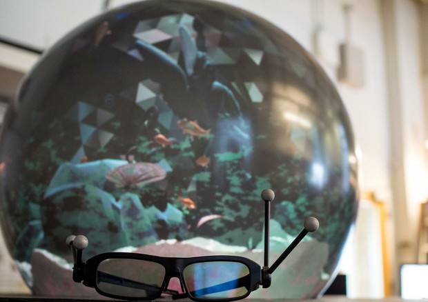 Il primo display sferico per la realtà virtuale (fonte: Clare Kiernan, UBC) © Ansa