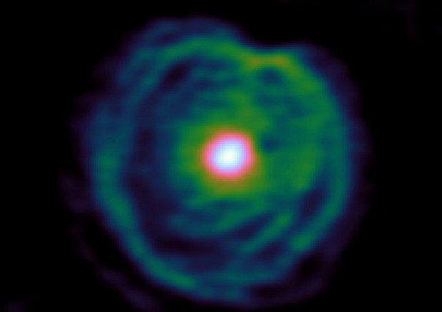 La forma a spirale del vento stellare di una gigante rossa, segno della presenza di un partner nascosto, una seconda stella che forma un sistema binario. (fonte: C. Padilla - ALMA - ESO/NAOJ/NRAO) © Ansa