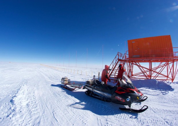 L’installazione del nuovo radar per la meteorologia spaziale in Antartide, nella base italo-francese Concordia, e il gruppo di ricercatori italiani dell’Inaf e del Cnr. (fonte: Alessandro Cirioni del DTA-CNR) © Ansa