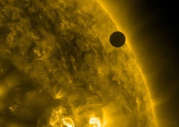 Venere in transito davanti al Sole. (fonte: NASA/SDO/AIA) © Ansa