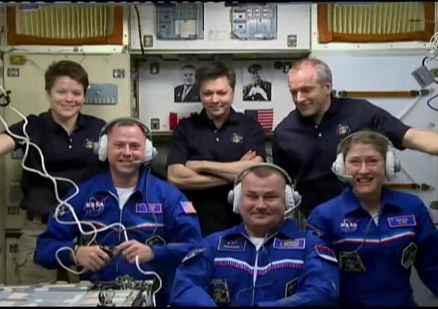 I membri dell'equipaggio Expedition 59: Anne McClain, Oleg Konoenko, e David Saint-Jacques danno il benvenuto ai nuovi membri Nick Hague, Christina Koch, e Alexey Ovchinin (fonte: NASA TV) © Ansa