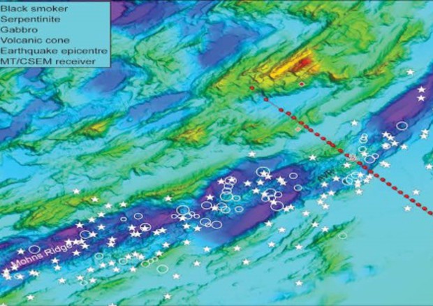 Una scansione della dorsale oceanica nel mare della Groenlandia (in viola). Punteggiata in rosso la traiettoria della nave che ha effettuato le osservazioni. (fonte: Johansen et al. Nature 2019) © Ansa