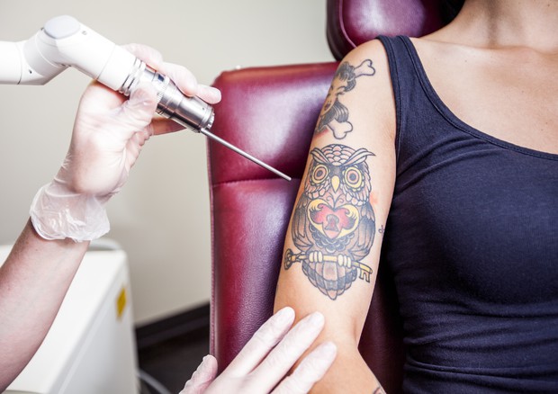 Una donna si fa fare dei tatuaggi © Ansa