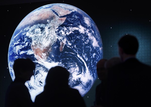 L'immagine della Terra proiettata su uno schermo © AP
