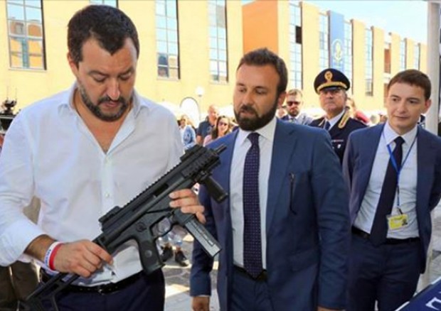 Spin doctor Salvini posta sua foto con arma, Saviano attacca © ANSA