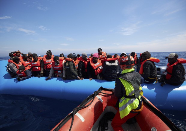 Migranti soccorsi in mare © AP