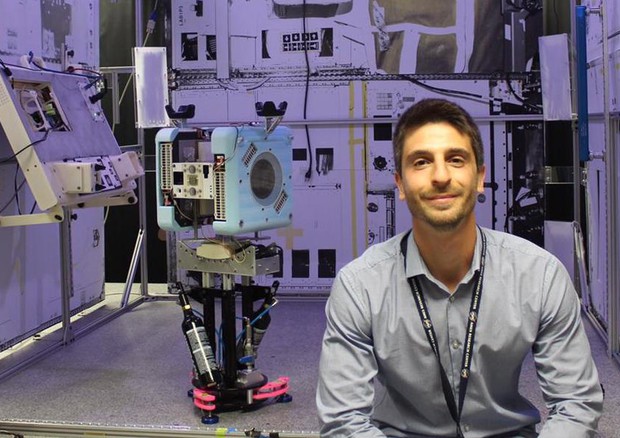 Roberto Carlino e uno dei robot del progetto Astrobee (per gentile concessione di Roberto Carlino) © Ansa