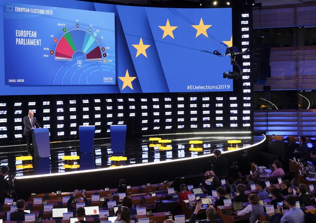 Una prima proiezione dei seggi all'Europarlamento proiettata in uno studio a Bruxelles © EPA