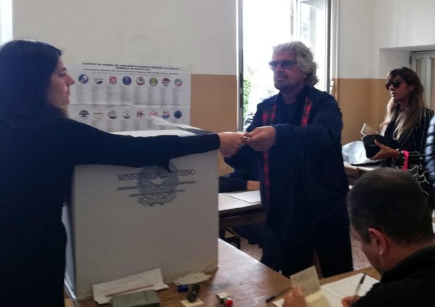 Beppe Grillo al seggio per le elezioni europee © ANSA