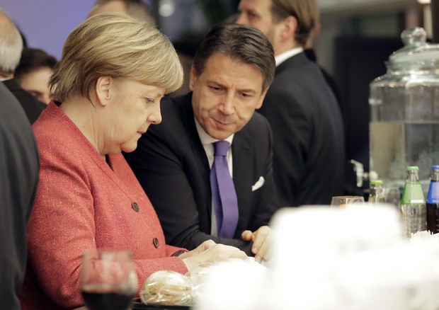 La cancelliera Angela Merkel e il premier Giuseppe Conte in una foto di archivio © AP