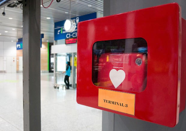 Un defibrillatore in un terminal © Ansa