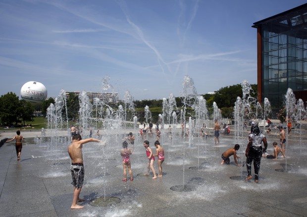 Francia: continua allerta caldo, polemiche per rinvio esami © AP