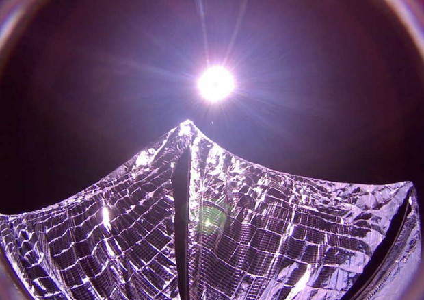 Un selfie spaziale della vela solare LightSail, durante il volo di prova del 2015. (fonte: The Planetary Society © Ansa