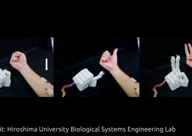 Mani robotiche stampate in 3D giocano a sasso, carta, forbici (fonte: Università di Hiroshima) © Ansa