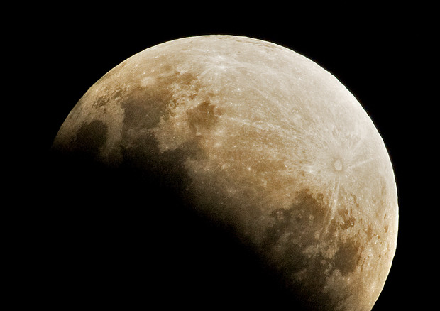 Eclissi parziale di Luna (fonte: JJ Harrison - https://www.jjharrison.com.au/, Wikipedia) © Ansa