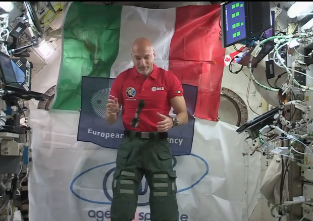 L'astronauta Luca Parmitano nel primo collegamento dalla Stazione Spaziale Internazionale (fonte: NASA TV) © Ansa