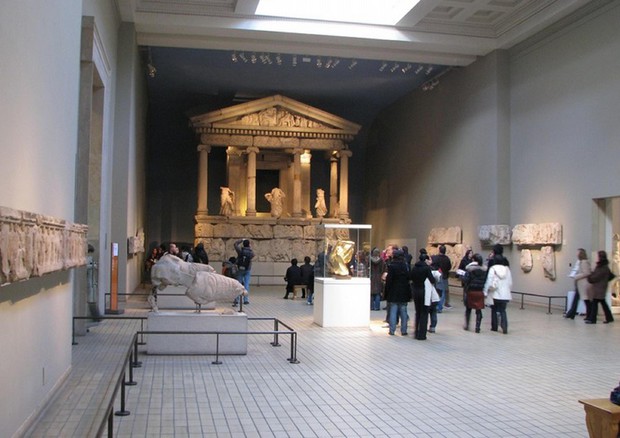 La ricostruzione del monumento delle Nereidi del 390 a.C., nella sala 17  del British Museum di Londra © ANSA