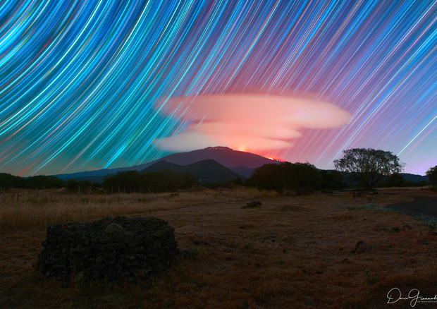 Star trail e nubi lenticolari sull'Etna (fonte: Dario Giannobile, UAI) © Ansa