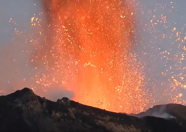 Il vulcano Stromboli in attività (fonte: INGV) © Ansa