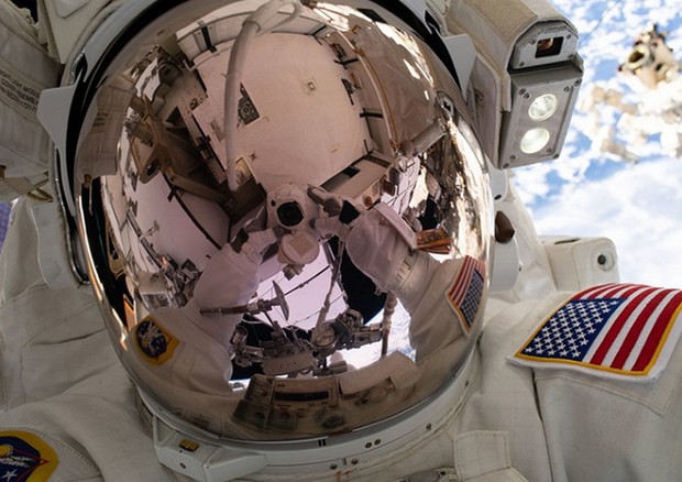 Un selfie dell’astronauta americano, Nick Hague, durante la passeggiata spaziale del marzo  2019 (fonte: NASA) © Ansa