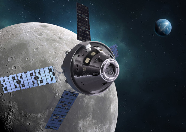Rappresentazione artistica della capsula Orion nell'orbita lunare (fonte: Lockheed Martin) © Ansa