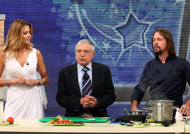 Da sinistra Adriana Volpe, il nutrizionista Pietro Migliaccio, lo chef Renato Bernardi, durante la trasmissione di Rai2 ' I Fatti Vostri' nel 2015 © ANSA