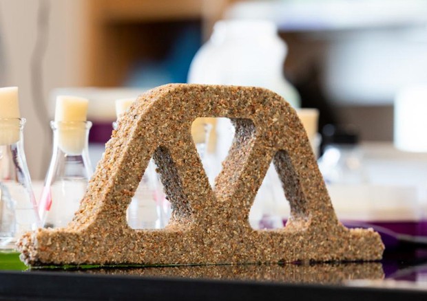 Un mattone a base di batteri e sabbia (fonte: College of Engineering and Applied Science at Colorado University Boulder) © Ansa