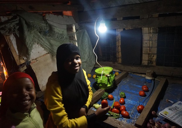 La batteria realizzata dl Politecnico di Losanna e sperimentata nelle case di alcune famiglie in Tanzania (fonte: EPFL) © Ansa