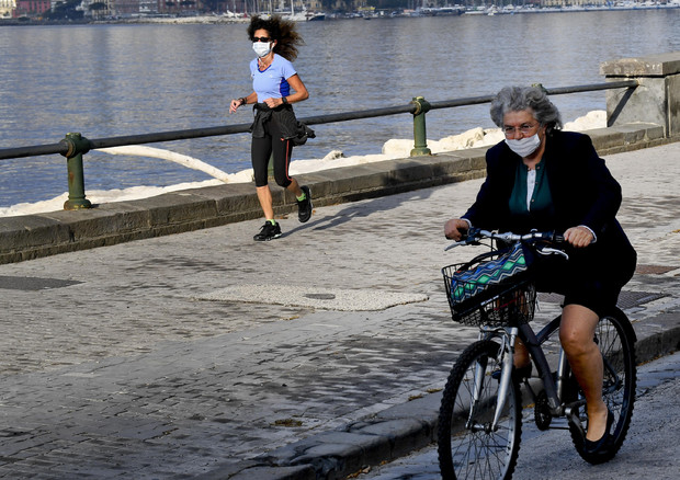 Due donne con la mascherina sul lugomare a Napoli © ANSA
