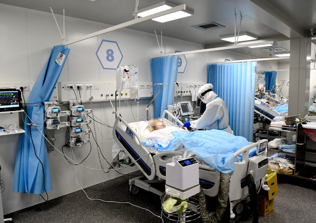 Un reparto di terapia intensiva in un ospedale di Napoli © ANSA