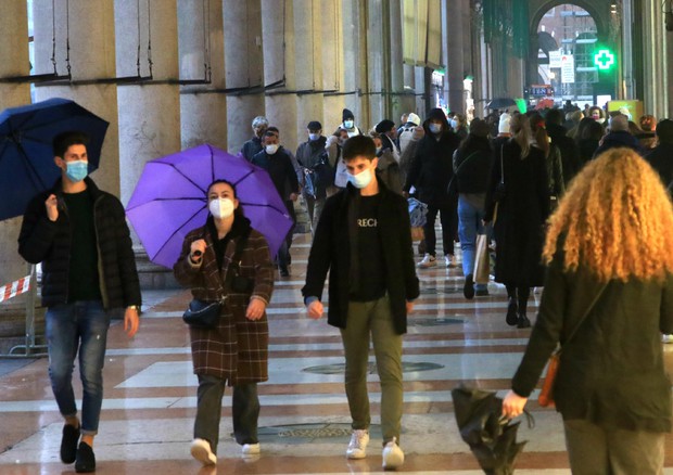 Persone a passeggio a Milano con indosso le mascherine © ANSA
