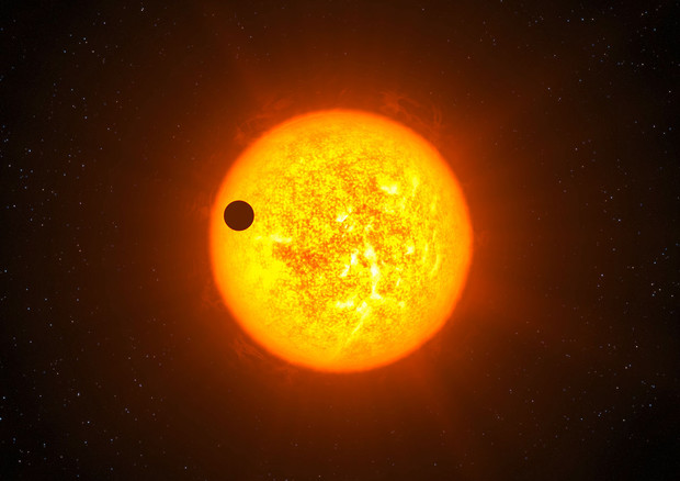 Rappresentazione artistica del transito di un pianeta contro il disco della sua stella (fonte: ESO/L. Calçada) © Ansa