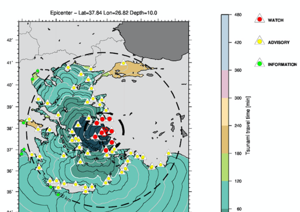 Mappa dei tempi di arrivo teorici delle onde di tsunami. I triangoli rappresentano i mareografi nella regione, il colore il livello di allerta associato (fonte: CAT-INGV) © Ansa