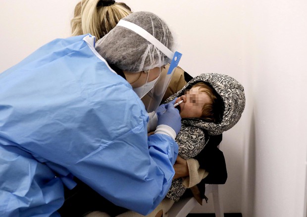 Influenza: vaccino spray per bimbi in stazione metro Milano © ANSA