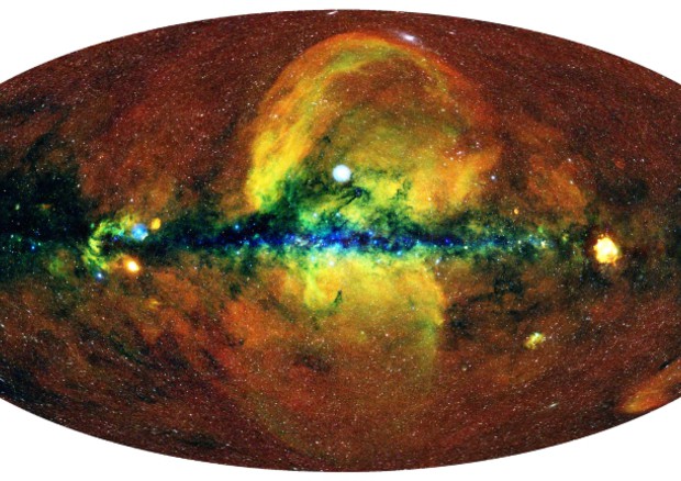 Immagini dell’enorme clessidra di gas caldo che taglia in due il disco della Via Lattea. (fonte: MPE/IKI)  © Ansa
