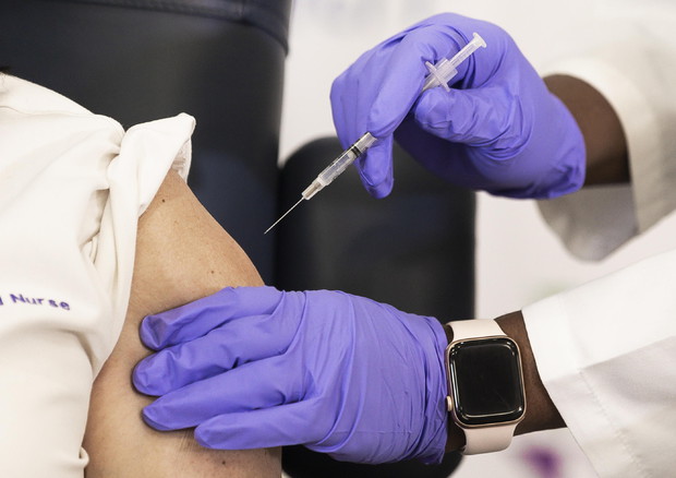 Un medico somministra una dose di vaccino © EPA