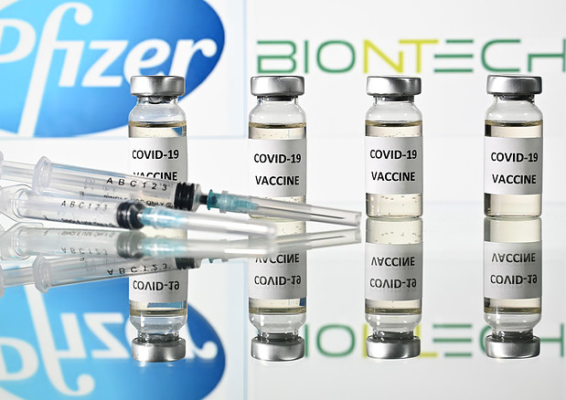 Vaccino Pfizer protegge per almeno 6 mesi dopo seconda dose © AFP