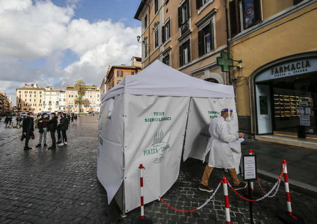 Un gazebo per i tamponi rapidi in una farmacia in piazza di spagna a Roma © ANSA