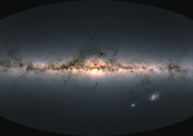Il piano della Via Lattea, dove si concentra la maggior parte di stelle. in basso a destra le Nubi di Magellano (fonte: ESA/Gaia/DPAC, A. Moitinho/University of Lisbon, Portugal) © Ansa