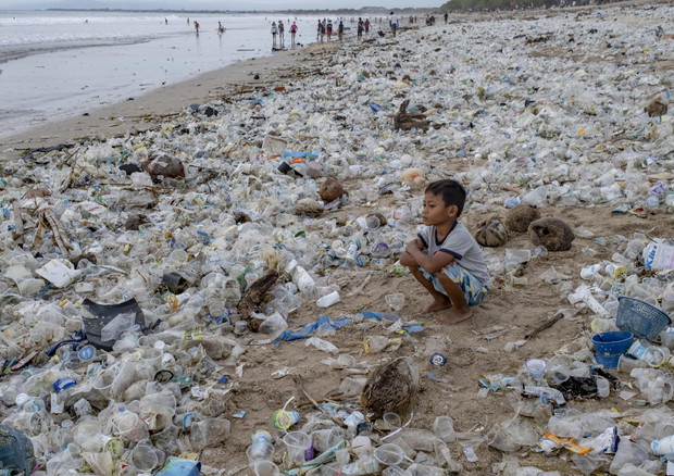 Plastic Waste in Kuta beach in Bali © EPA