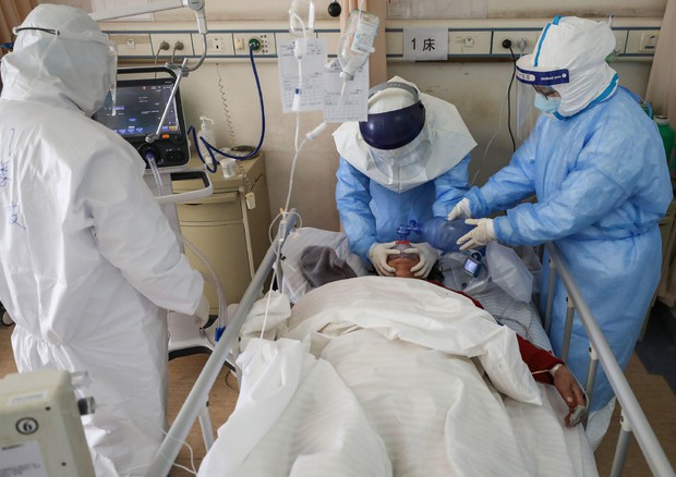 Un paziente a Wuhan curato con il plasma dei guariti © AFP