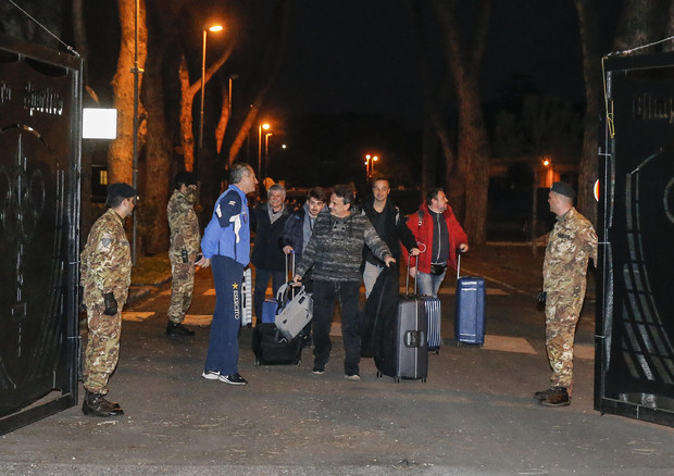 Alcuni degli italiani tornati da Wuhan che hanno terminato il periodo di quarantena lasciano la Cecchignola © ANSA