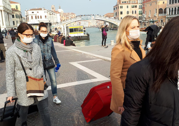 Persone con le mascherine a Venezia © ANSA