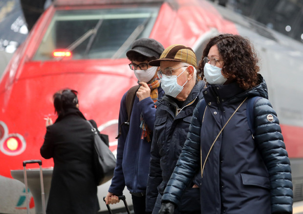 Viaggiatori indossano mascherine protettive © ANSA