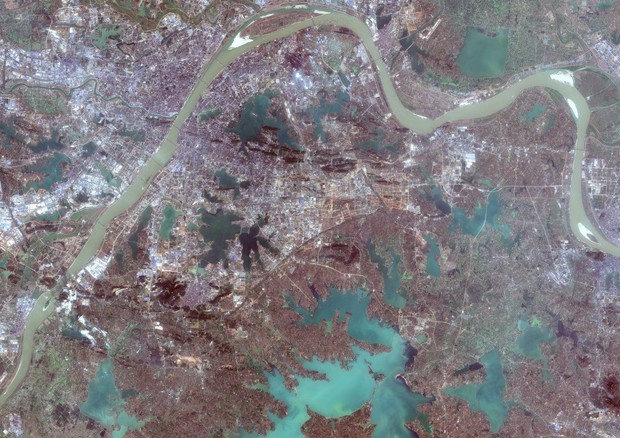 La città di Wuhan fotografata il 30 gennaio dal satellite Sentinel-2 del programma europeo Copernicus  (Copernicus, ESA, UE) © Ansa