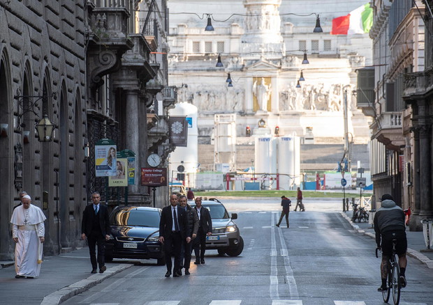 Papa Francesco a piedi in visita privata alla Basilica di Santa Maria Maggiore © EPA