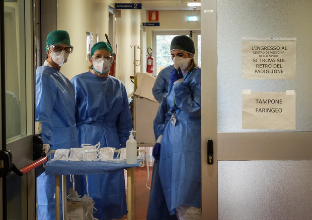 Personale medico all'ospedale di Cremona © ANSA
