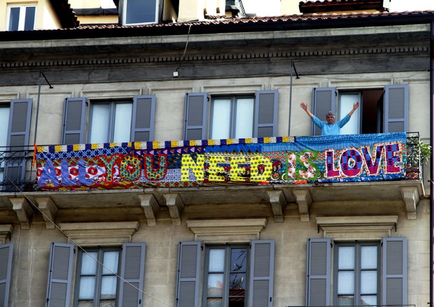 Uno striscione su un balcone a Milano © ANSA