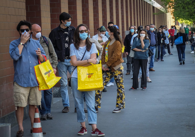 Coronavirus:lunghe code a Milano davanti a negozi alimentari © ANSA